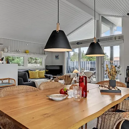 Stunning In With Kitchen * Glesborg