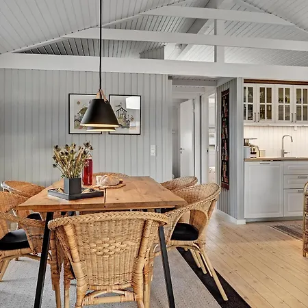 Holiday home Stunning In With Kitchen Glesborg