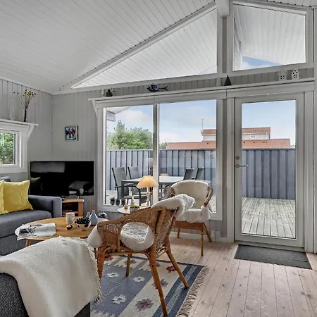Holiday home Stunning In With Kitchen Glesborg